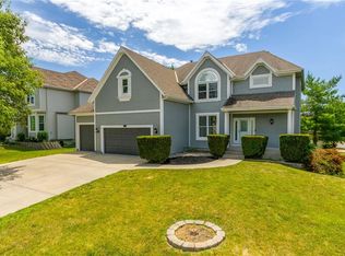 405 NE Oaks Ridge Dr, Lees Summit, MO 64064