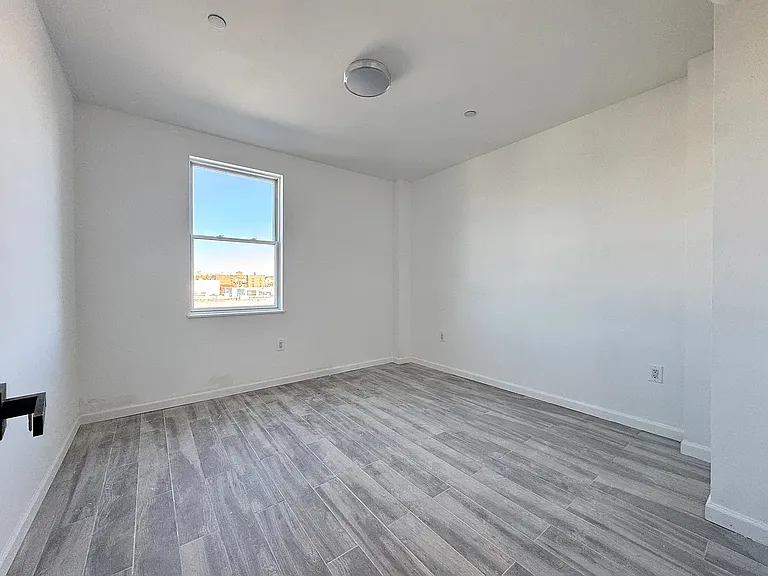1595 W 9th St #4 — Photo 6