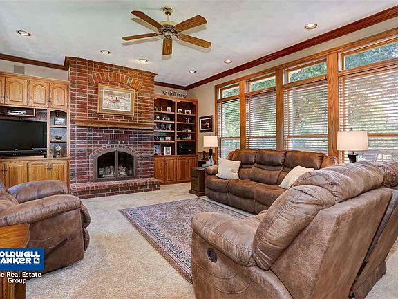 Comfortable Great Rm has gas FP