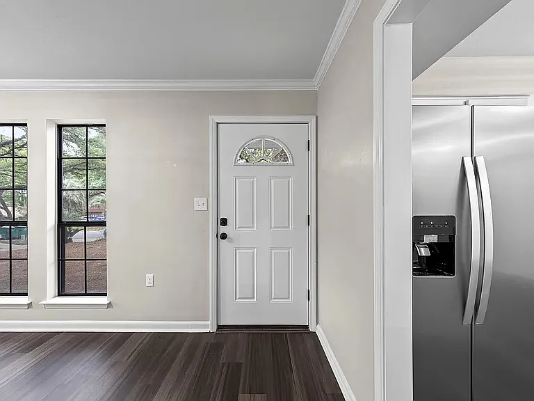 304 Somerset Dr — Photo 2