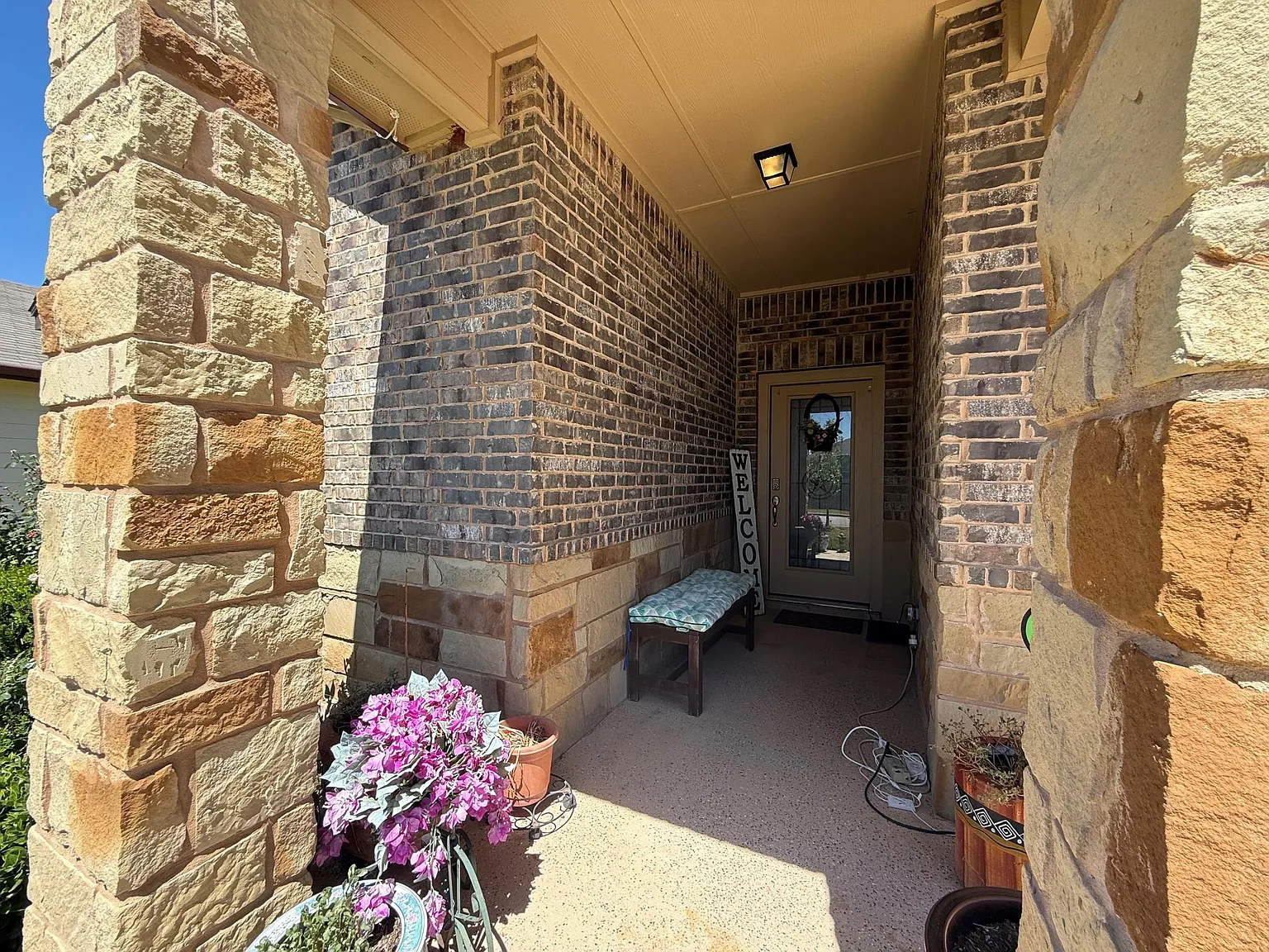 4 bed, 2.5 bath, 1953 sqft, $1,999 — Photo 1