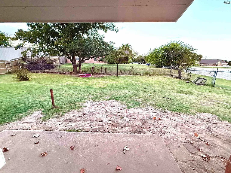 200 Arden St — Photo 28