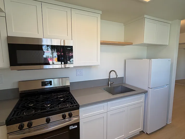 2220 W Victory Blvd #M1 — Photo 1