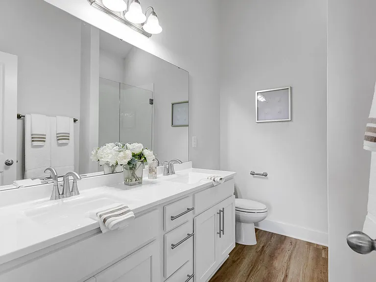 CONTEMPORARY BATHROOM