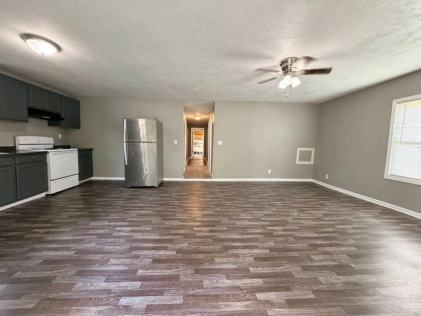 3 Bedroom 2 Bathrooms With Fully Fenced In Yard Available Now — Photo 2