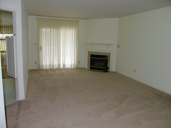 Living room w fireplace