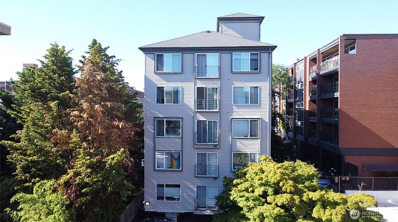 5th image of 712 E Denny Way #401