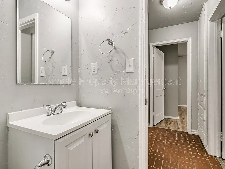 409 E Hill Dr — Photo 17