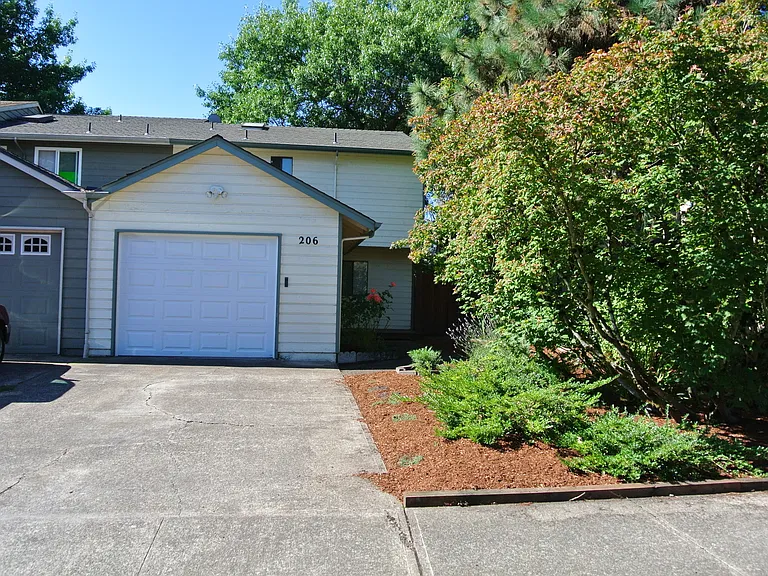 206 NE Powderhorn Dr — Photo 1