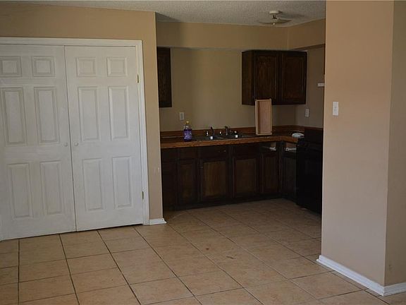 4th image of 2833-35 Stacie Dr