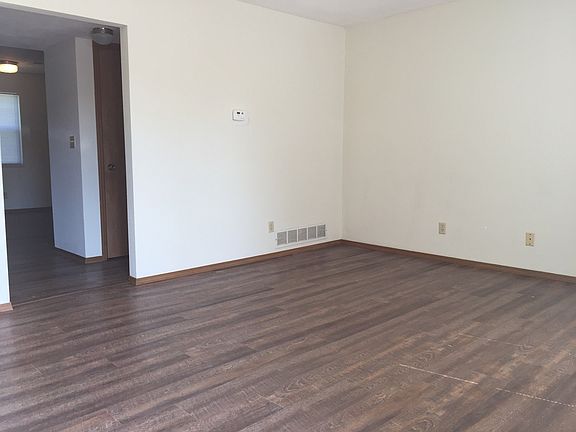2nd image of 10 Heritage Pl #10