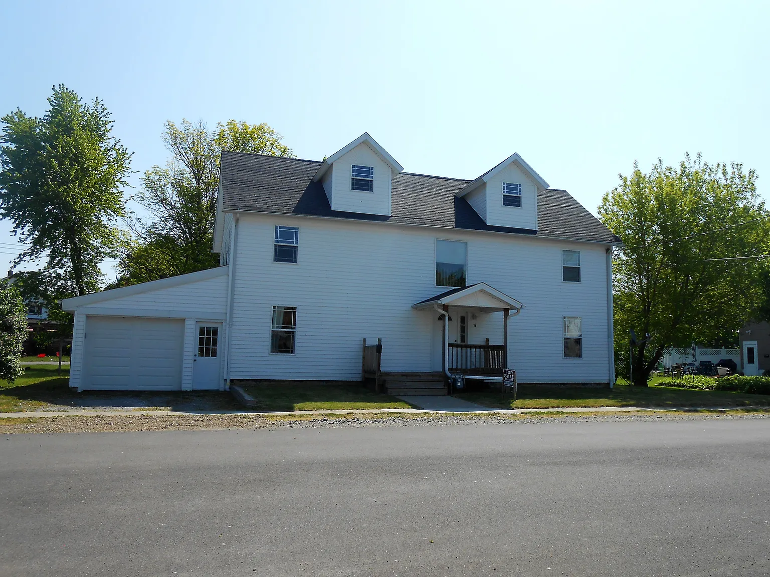 19 Hickory St photo 1