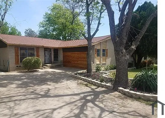 427 Southport Dr — Photo 1