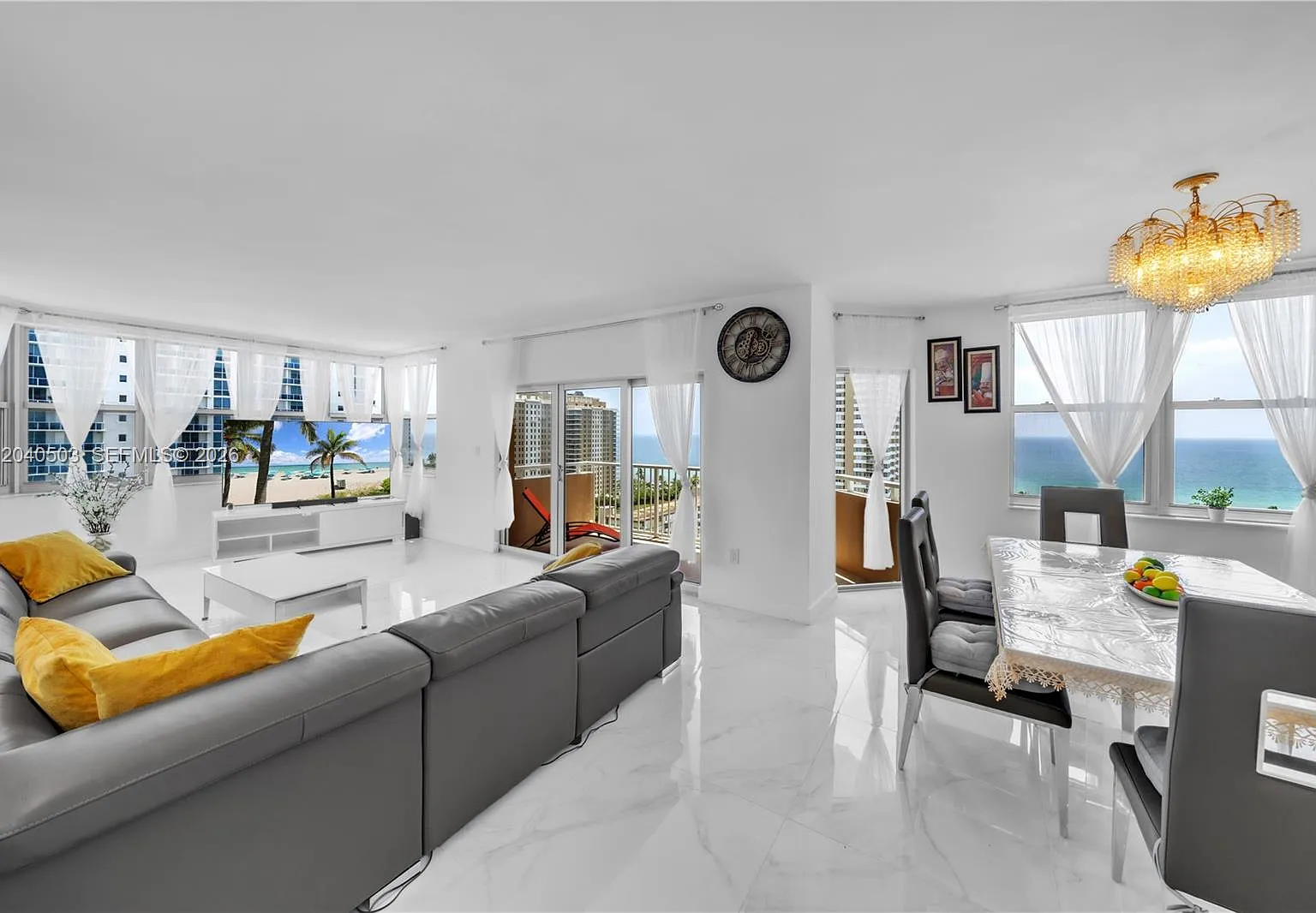 Hemispheres Condo — Photo 1