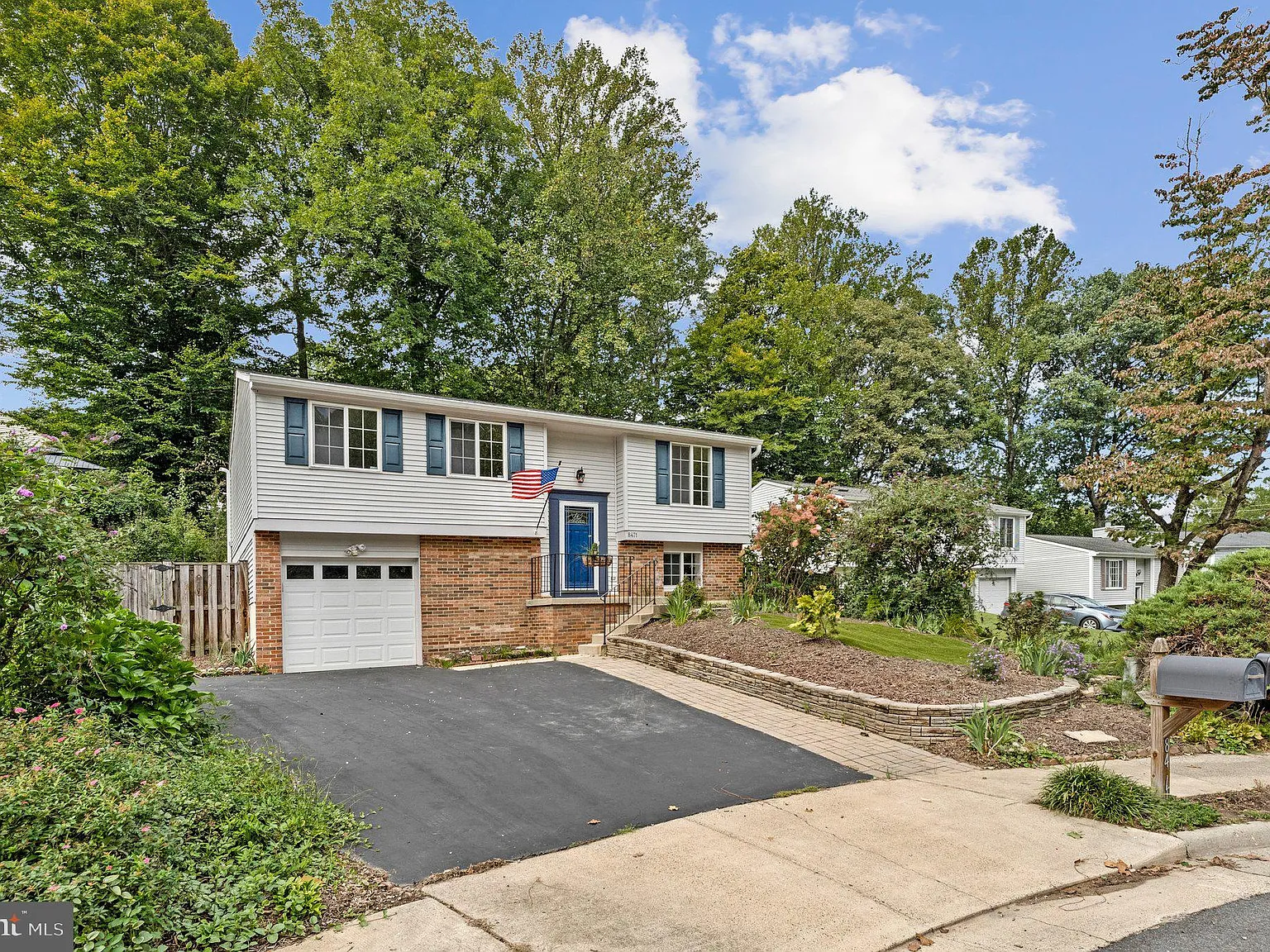 3 bed, 3.0 bath, 1275 sqft, $3,200 — Photo 2