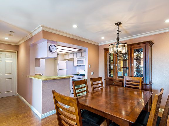 4th image of 460 Oak St APT 314