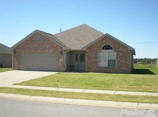 699 Red Oak St, Gentry, AR 72734