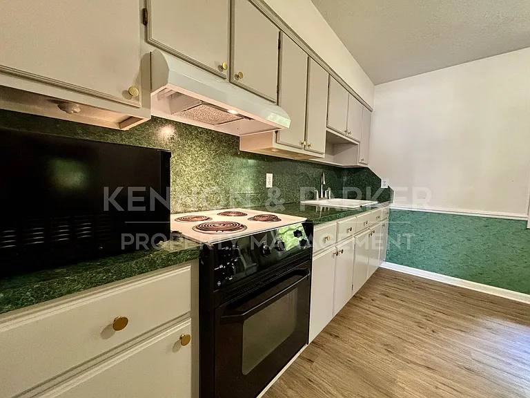 8001 Twin Chapel Dr — Photo 4