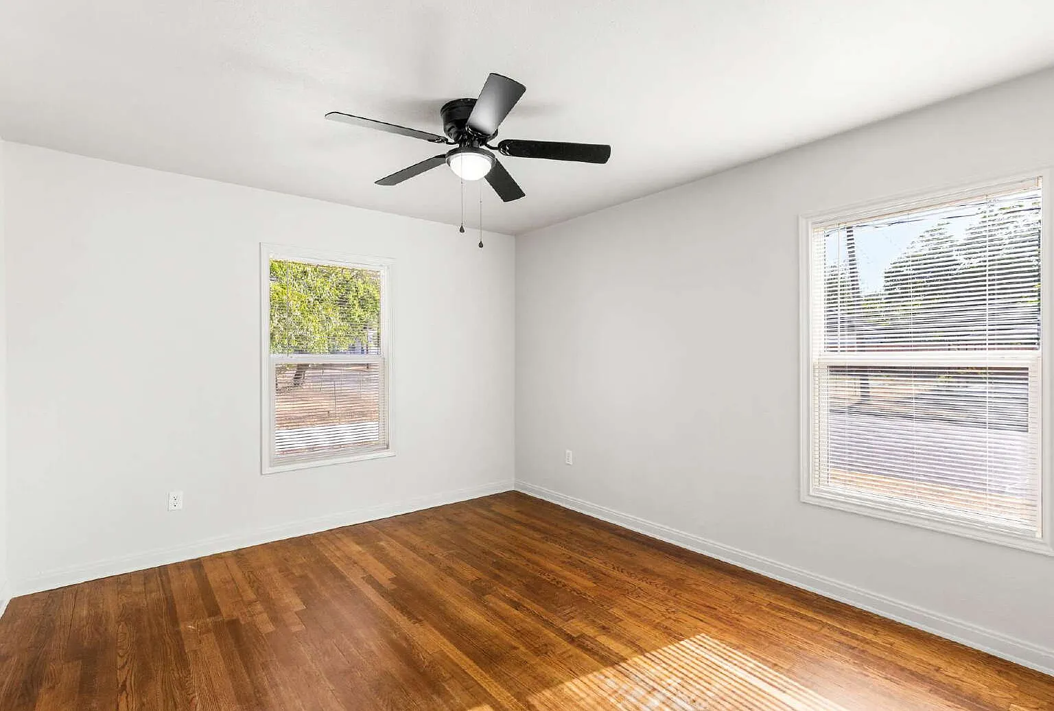 3 bed, 1.0 bath, 1008 sqft, $1,600 — Photo 4
