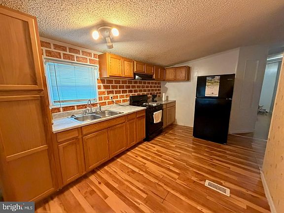 3rd image of 203 Oakfield Ct W
