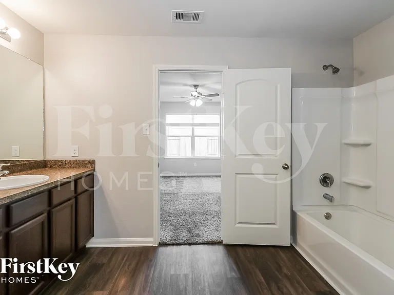 3004 Oak Ln — Photo 10