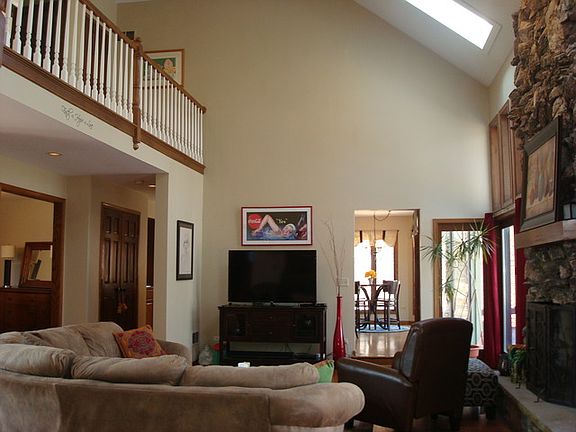 4th image of 1213 Loyola Dr