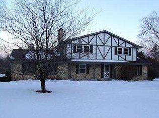 W293S5582 Holiday Point Dr, Waukesha, WI 53189