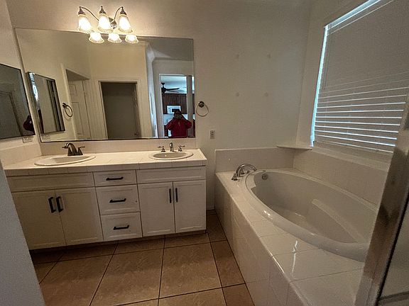 His and her sinks with bathtub