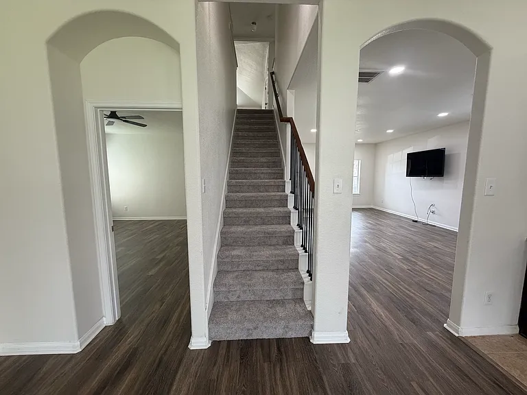 13802 Greyfield Ln — Photo 2