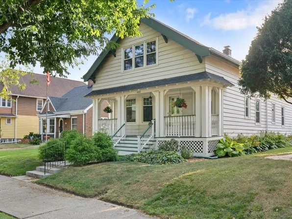 4611 North Bartlett AVENUE, Whitefish Bay, WI 53211