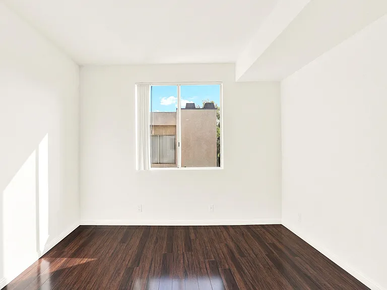 Peach Tree Court Apartments — Photo 21