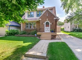 426 N 70th St, Wauwatosa, WI 53213