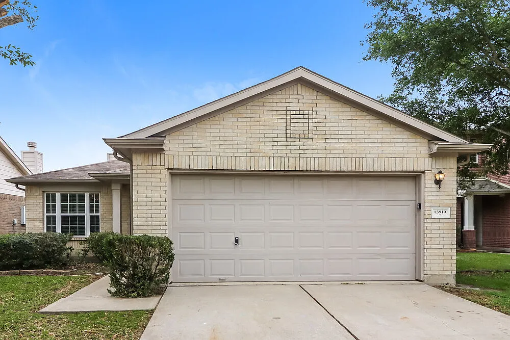 3 bed, 2.0 bath, 1492 sqft, $1,825 — Photo 1