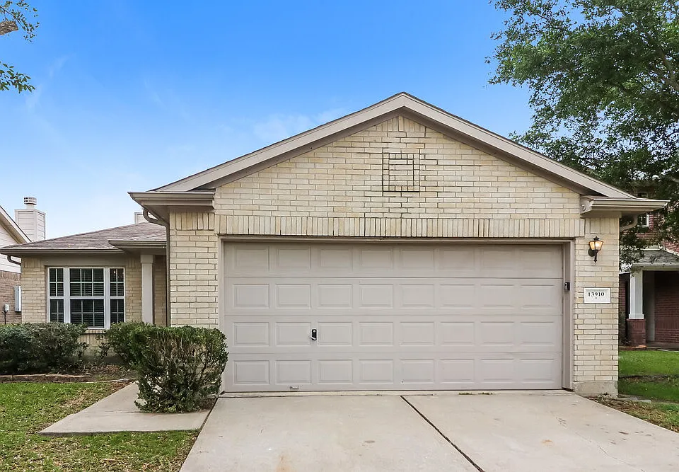 13910 Maleewan Ln