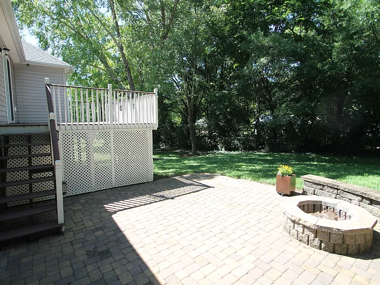 106 Elliott St W — Photo 43