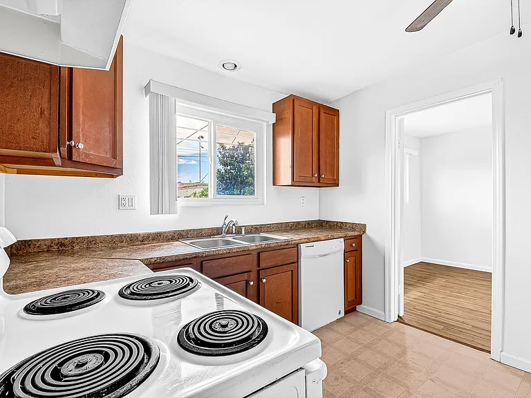 908 Roswell Avenue — Photo 14