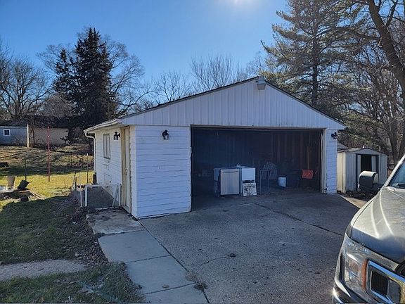 3rd image of 1022 Furman St