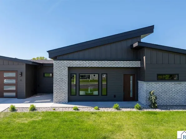 11 S Pointe Ct, North Mankato, MN 56003