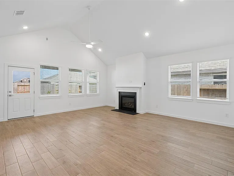 698 Daniels Lake Ln — Photo 9