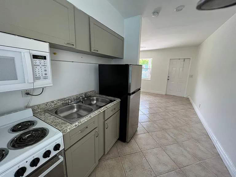 161 SE 5th Ave #3 — Photo 14