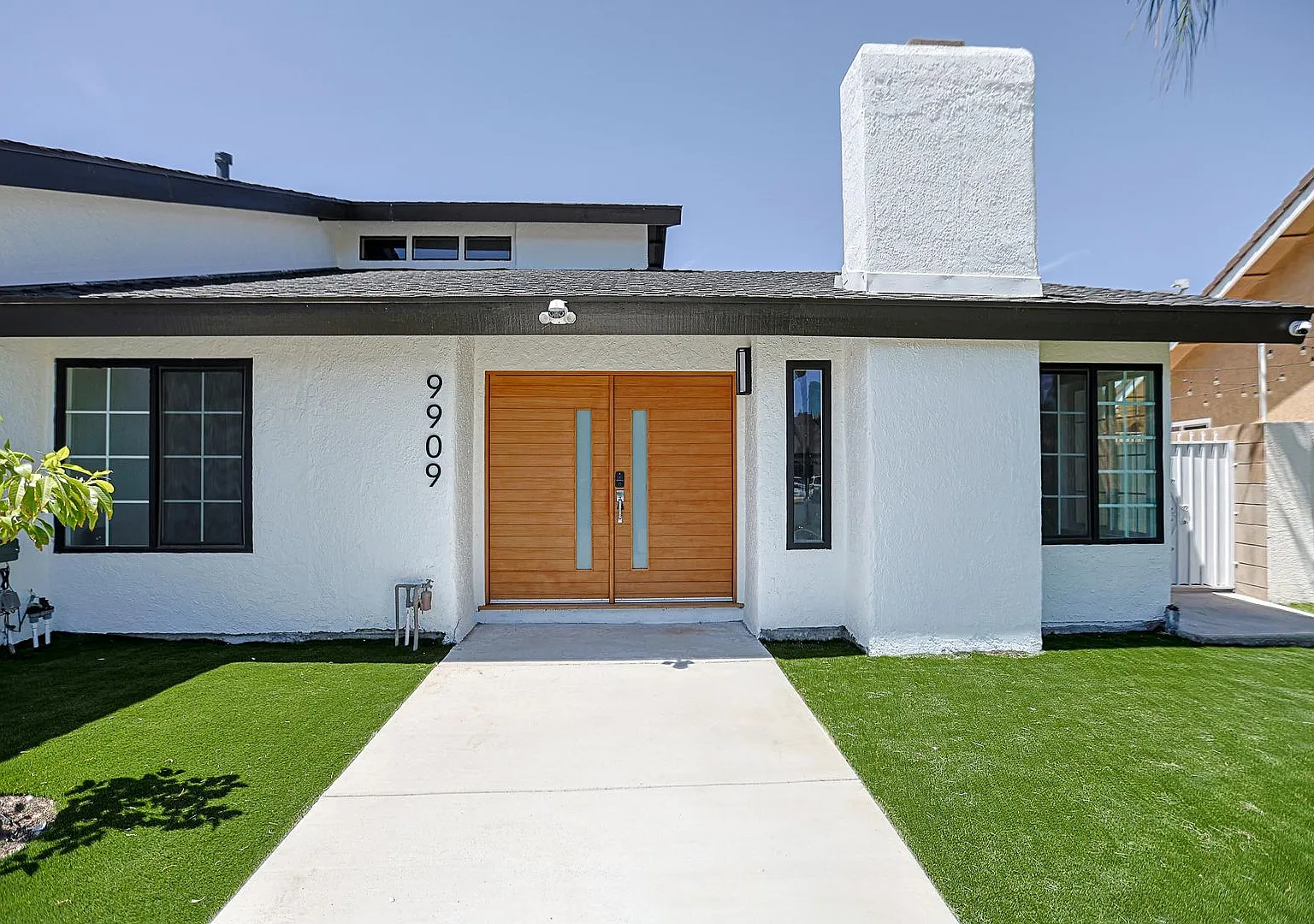 Luxury Fully Remodeled 4 Bed + 1 den / 4 Bath Home Near Mile Square Park Approx. 2,500 Sq. Ft. — Photo 2