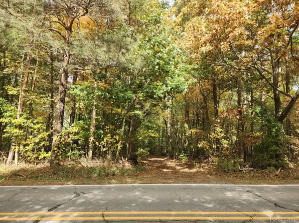 9067 Bennett Lake Rd, Fenton, MI 48430