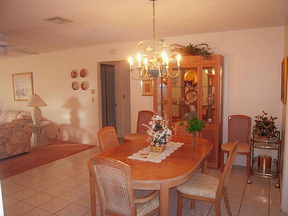 5th image of 9880 Pecan Tree Dr APT A