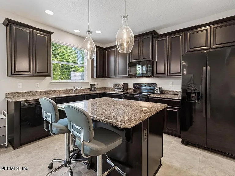 381 Richmond Dr — Photo 3