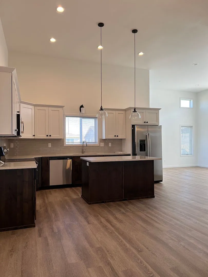 4 Bed 3 Bath Single Family Home — Photo 2