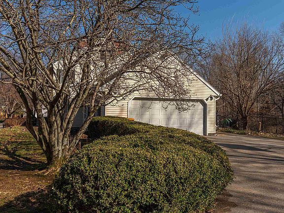 3rd image of 1407 S Winfield Rd