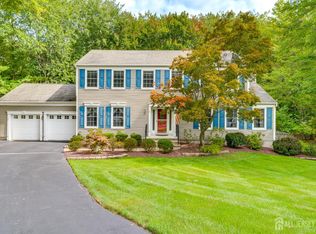 5 Shady Ln, Kendall Park, NJ 08824