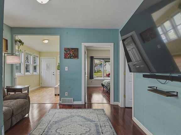 5th image of 751 Minnehaha Ave W