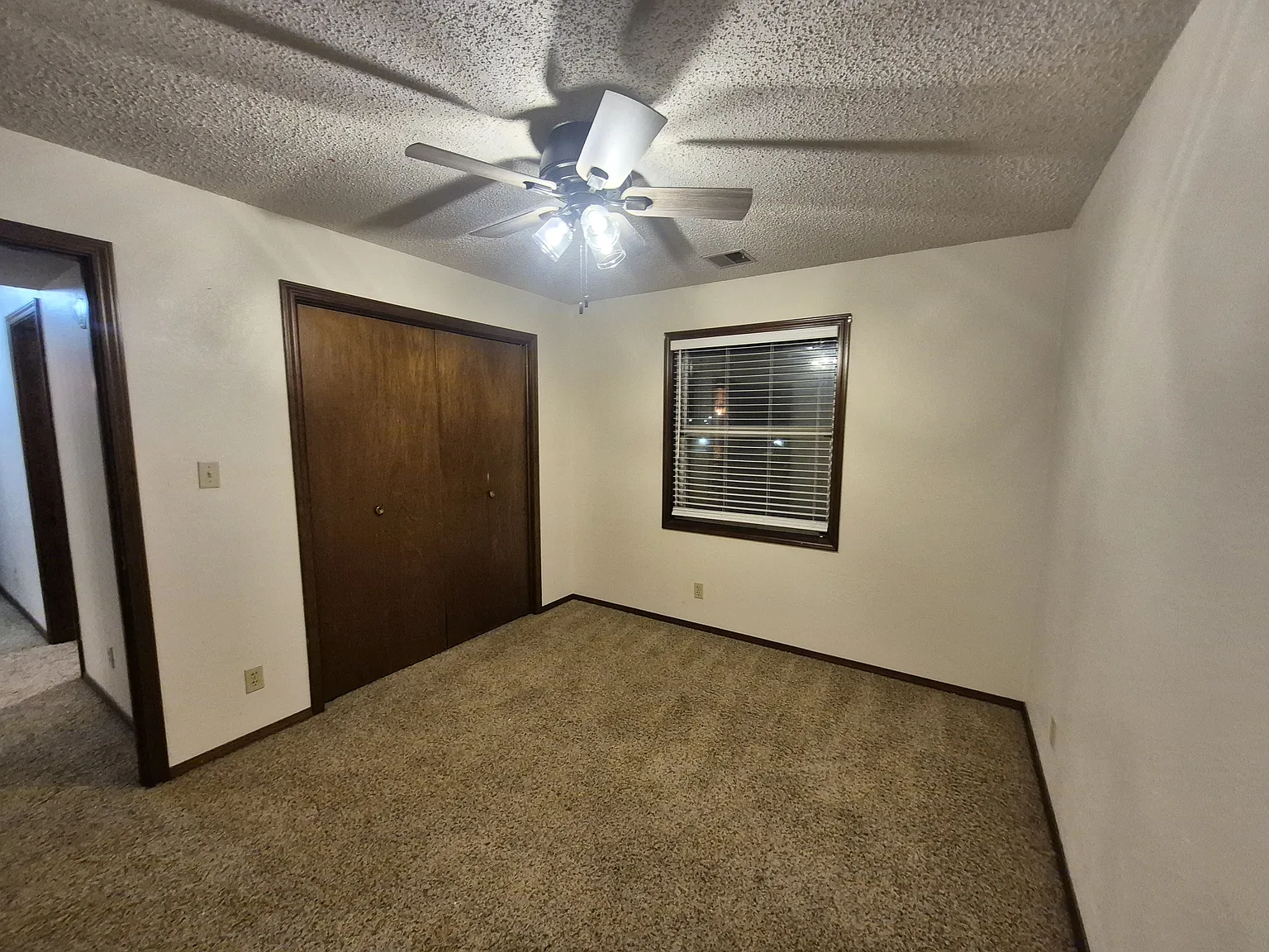 2 bed, 1.5 bath, 912 sqft, $1,050 — Photo 3