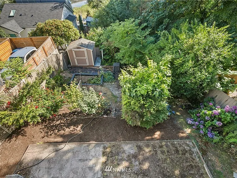 2428 Boyer Ave E — Photo 33